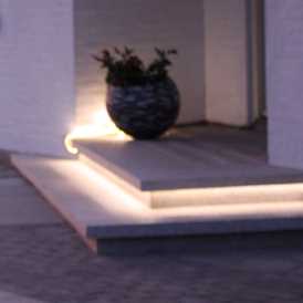 Trappetrin i granit ved fordør designet af havearkitekt Tor Haddeland