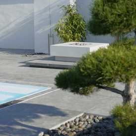 Kongsberg 100*100 cm fliser på terrasse designet af havearkitekt Tor Haddeland