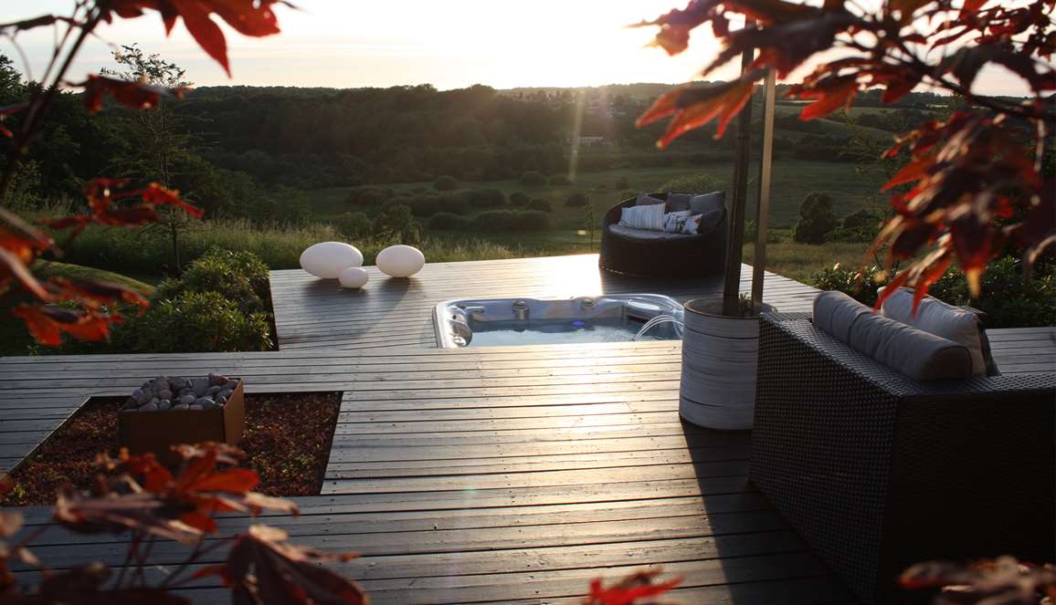 Terrasse med jacuzzi designet af havearkitekt Tor Haddeland