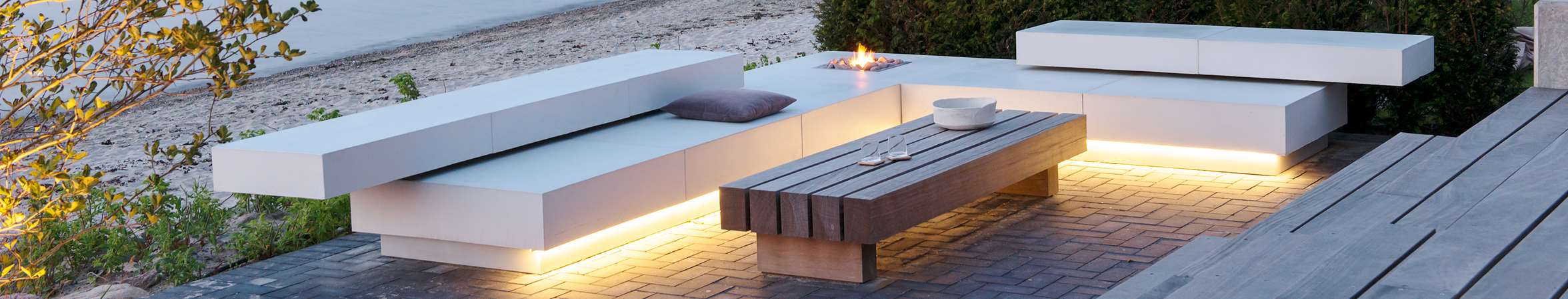 Loungezone med gasbaal designet af havearkitekt Tor Haddeland