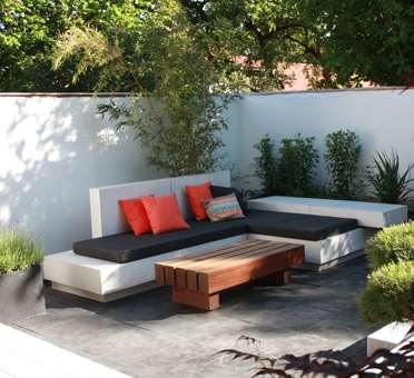 Hvidt loungemoebel med massivt bord designet af havearkitekt Tor Haddeland