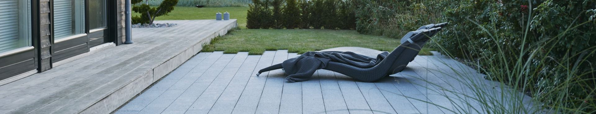 Lys granit plank i have designet af havearkitekt Tor Haddeland